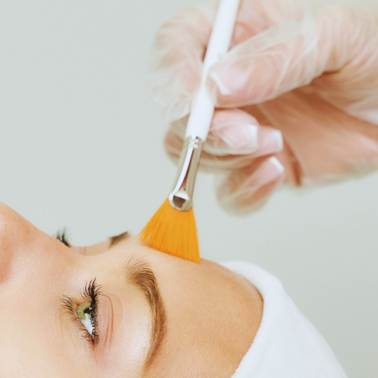 ÜBER PRO peel This professional peel is exclusively designed to enhance microneedling procedures but also acts as an effective stand-alone peel, contains a specific blend of treatment actives to increase cellular turnover while addressing the signs of ageing, dyschromia, hyperpigmentation, melasma, milia, and acne. Suitable for pigmentation, sun damage, anti-ageing, and problematic skin, this peel is safe to use on any skin colour.